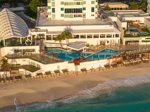 Property building, Day, Natural landscape, Bird's eye view, Beach, Pool view, Sea view, Swimming pool, Swimming pool, sunbed