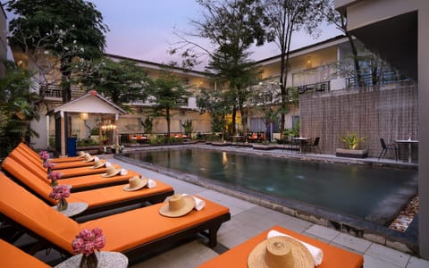 Property building, Day, Garden, Lounge or bar, Seating area, Dining area, Area and facilities, Area and facilities, Swimming pool, Swimming pool, sunbed