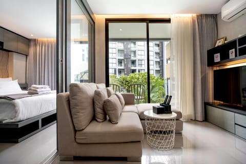 Bed, TV and multimedia, Living room, Photo of the whole room, Seating area, Bedroom, air conditioner