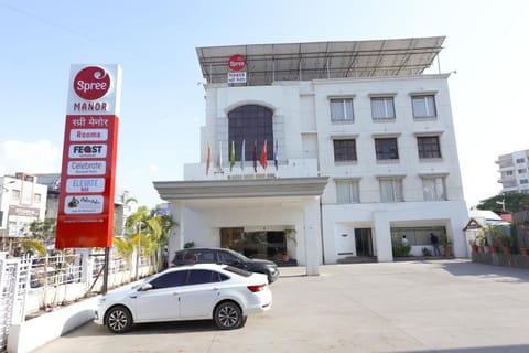 Property building, Day, Street view, Location, Parking