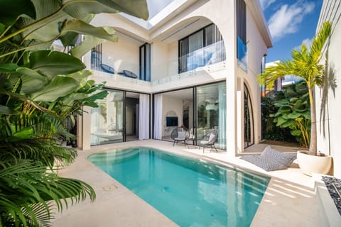 Property building, Day, Pool view, Swimming pool, sunbed
