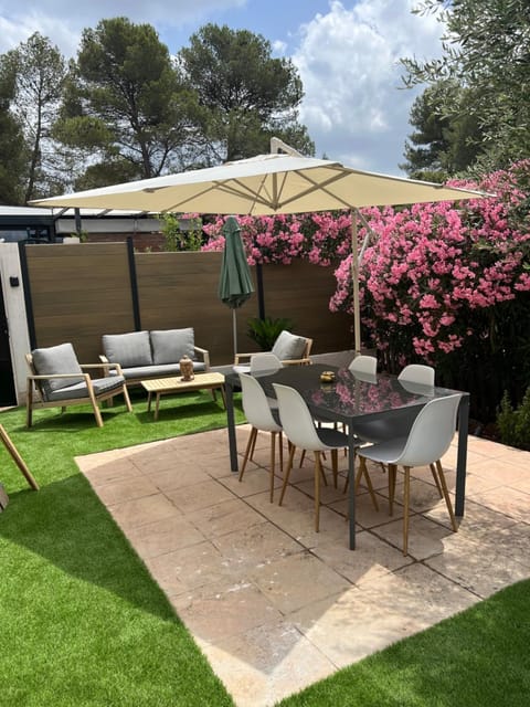 Patio, Day, Garden, Garden view, sunbed
