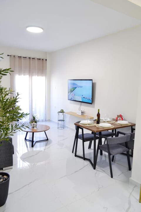 TV and multimedia, Living room, Seating area, Dining area