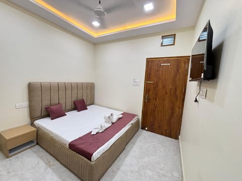 Bed, TV and multimedia, Bedroom, towels, wardrobe