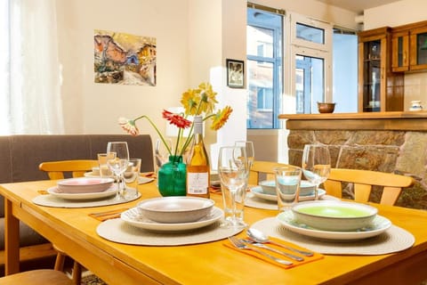 Living room, Food and drinks, Seating area, Dining area