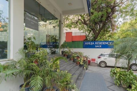 Facade/entrance
