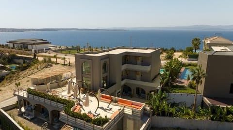 Property building, Day, Natural landscape, Balcony/Terrace, Pool view, Sea view