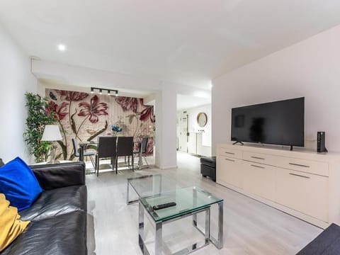 Communal lounge/ TV room, TV and multimedia, Living room, Dining area