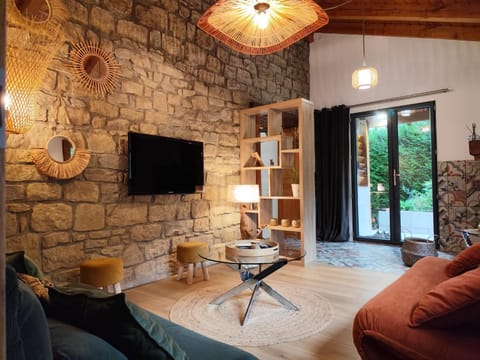 TV and multimedia, Living room, Decorative detail, Seating area, internet