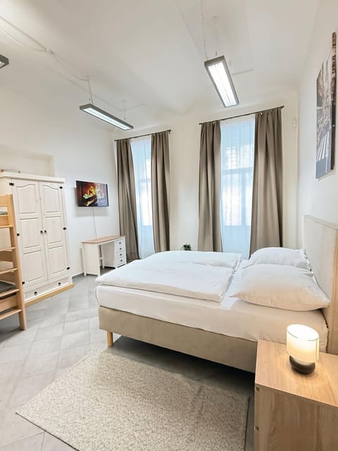 Bed, TV and multimedia, Photo of the whole room, Bedroom