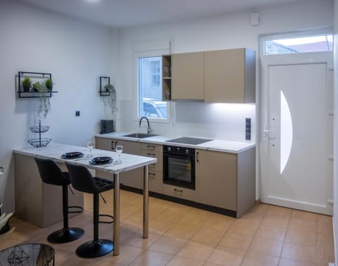 Kitchen or kitchenette, Dining area, oven, stove