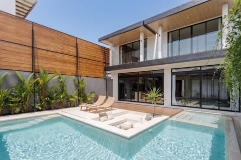 Property building, Patio, Swimming pool, Swimming pool, sunbed