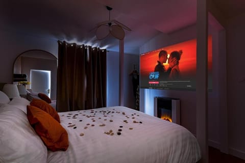 Bed, TV and multimedia, Photo of the whole room, Evening entertainment, Bedroom