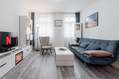 Communal lounge/ TV room, TV and multimedia, Living room, Seating area, Evening entertainment