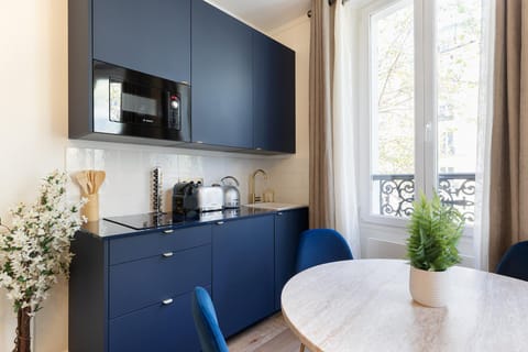 Coffee/tea facilities, Kitchen or kitchenette, Dining area, stove, toaster