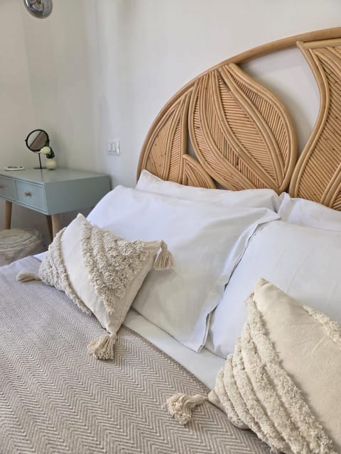 Bed, Living room, Photo of the whole room, Seating area, Bedroom, towels