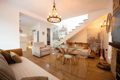 Communal lounge/ TV room, TV and multimedia, Living room, Seating area, Dining area, furniture, internet, air conditioner