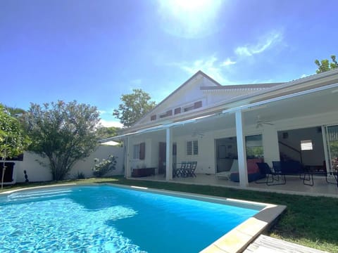 Property building, Day, Pool view, Swimming pool, sunbed