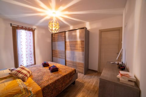 Photo of the whole room, Bedroom, wardrobe
