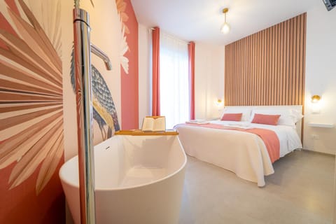 Bed, TV and multimedia, Photo of the whole room, Bedroom, towels