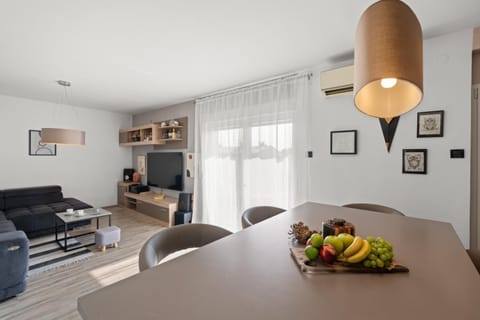 TV and multimedia, Living room, Seating area, Dining area