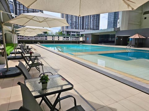 Property building, Day, Pool view, Swimming pool, Swimming pool, sunbed