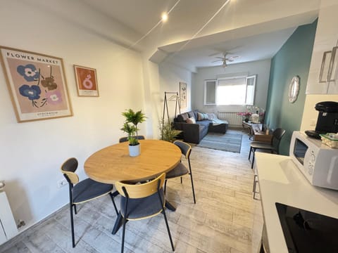 Coffee/tea facilities, Kitchen or kitchenette, Living room, Dining area