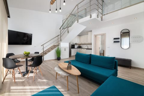 TV and multimedia, Kitchen or kitchenette, Living room, Seating area