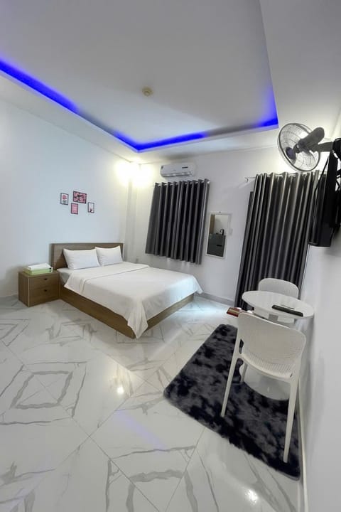 Bed, Seating area, Bedroom