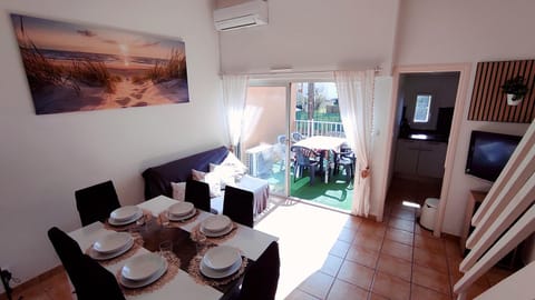TV and multimedia, Living room, Seating area, Dining area, air conditioner