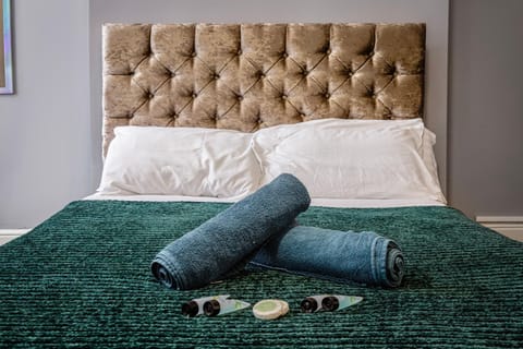 Bed, Bedroom, towels