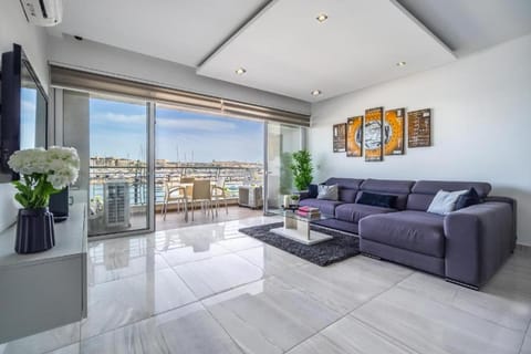 View (from property/room), Balcony/Terrace, Living room, Seating area, Sea view