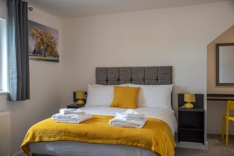 Photo of the whole room, Bedroom