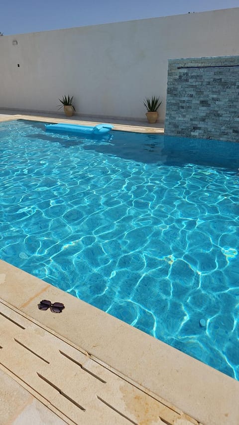Day, Swimming pool