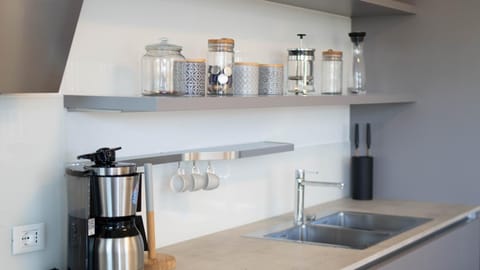 Coffee/tea facilities, Kitchen or kitchenette, stove