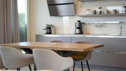 Coffee/tea facilities, Kitchen or kitchenette, Dining area