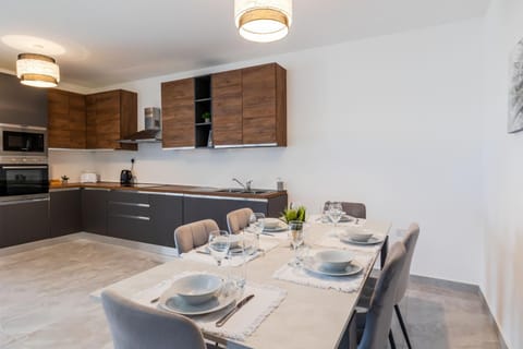 Coffee/tea facilities, Kitchen or kitchenette, Seating area, Dining area, pet friendly, stove