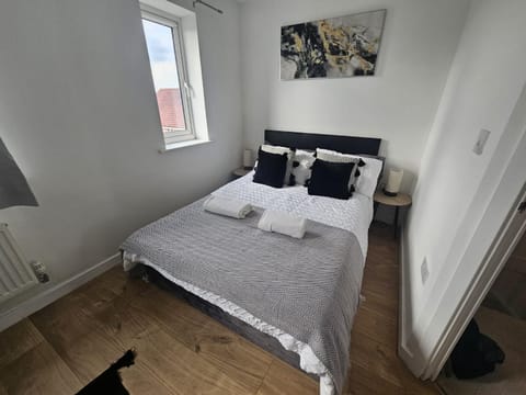 Bed, Photo of the whole room, Bedroom, towels
