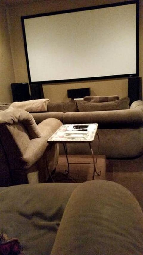 Luxury Four-Bedroom Cabin Rental with a Fireplace in New Braunfels, Texas Cabin in Bulverde