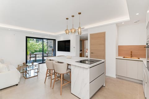 Kitchen or kitchenette, Dining area, dishwasher, stove