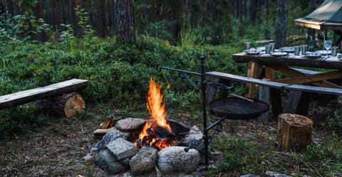 Remote Lakeside Bell Tent with Outdoor Sauna in Finland House in Uusimaa