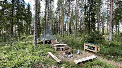 Remote Lakeside Bell Tent with Outdoor Sauna in Finland House in Uusimaa