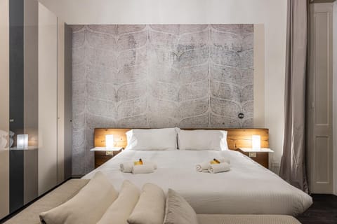 Bed, Bedroom, towels