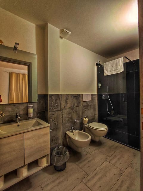 Shower, Toilet, Bathroom, bidet, towels