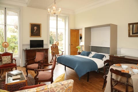 Bed, TV and multimedia, Seating area