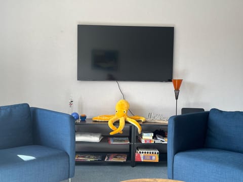 Communal lounge/ TV room, TV and multimedia, Living room, Seating area, Evening entertainment