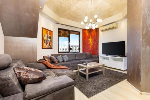 Communal lounge/ TV room, TV and multimedia, Living room, Seating area, Evening entertainment