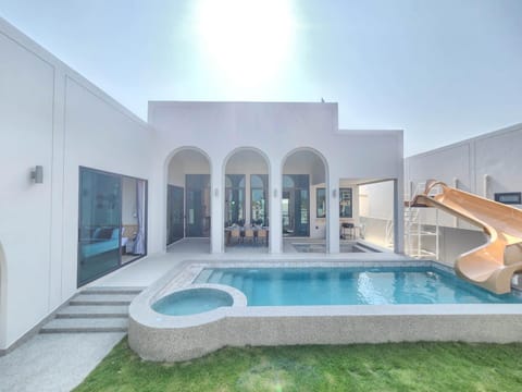 Property building, Day, Pool view, Swimming pool