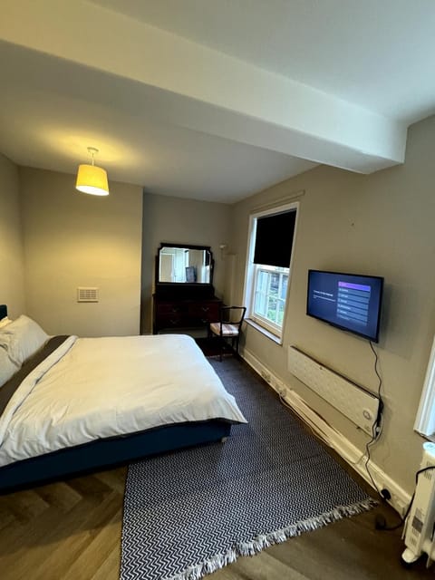 Bed, TV and multimedia, Photo of the whole room, Evening entertainment, Bedroom