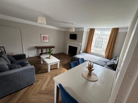 Bed, TV and multimedia, Living room, Photo of the whole room, Seating area, Bedroom